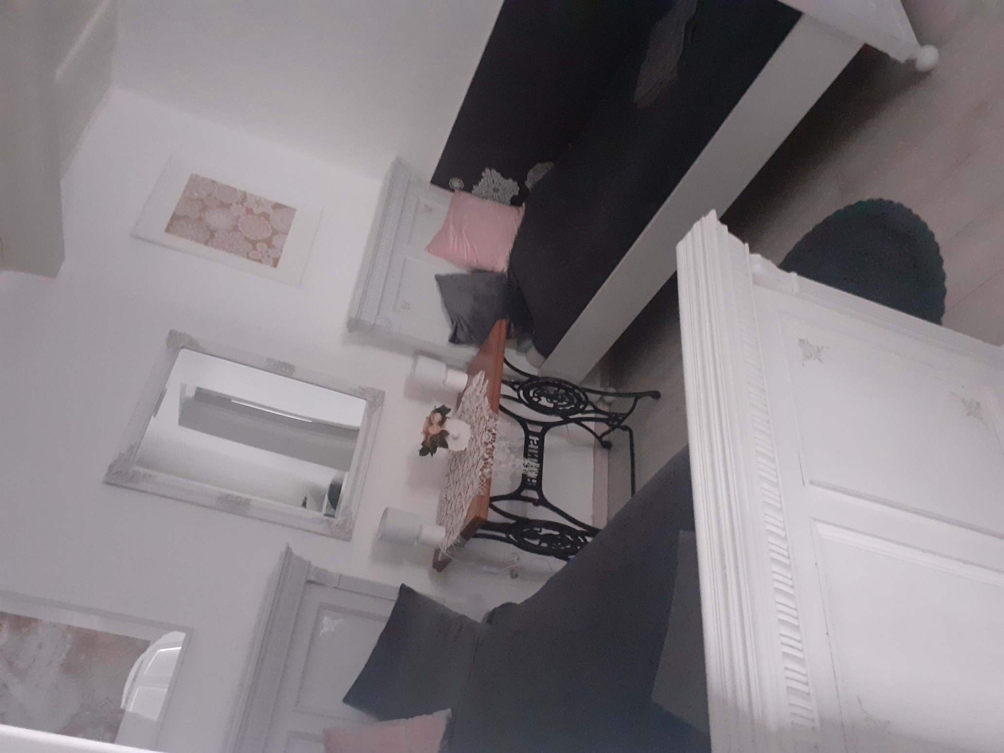 Kis hálószoba két egyszemélyes ágy