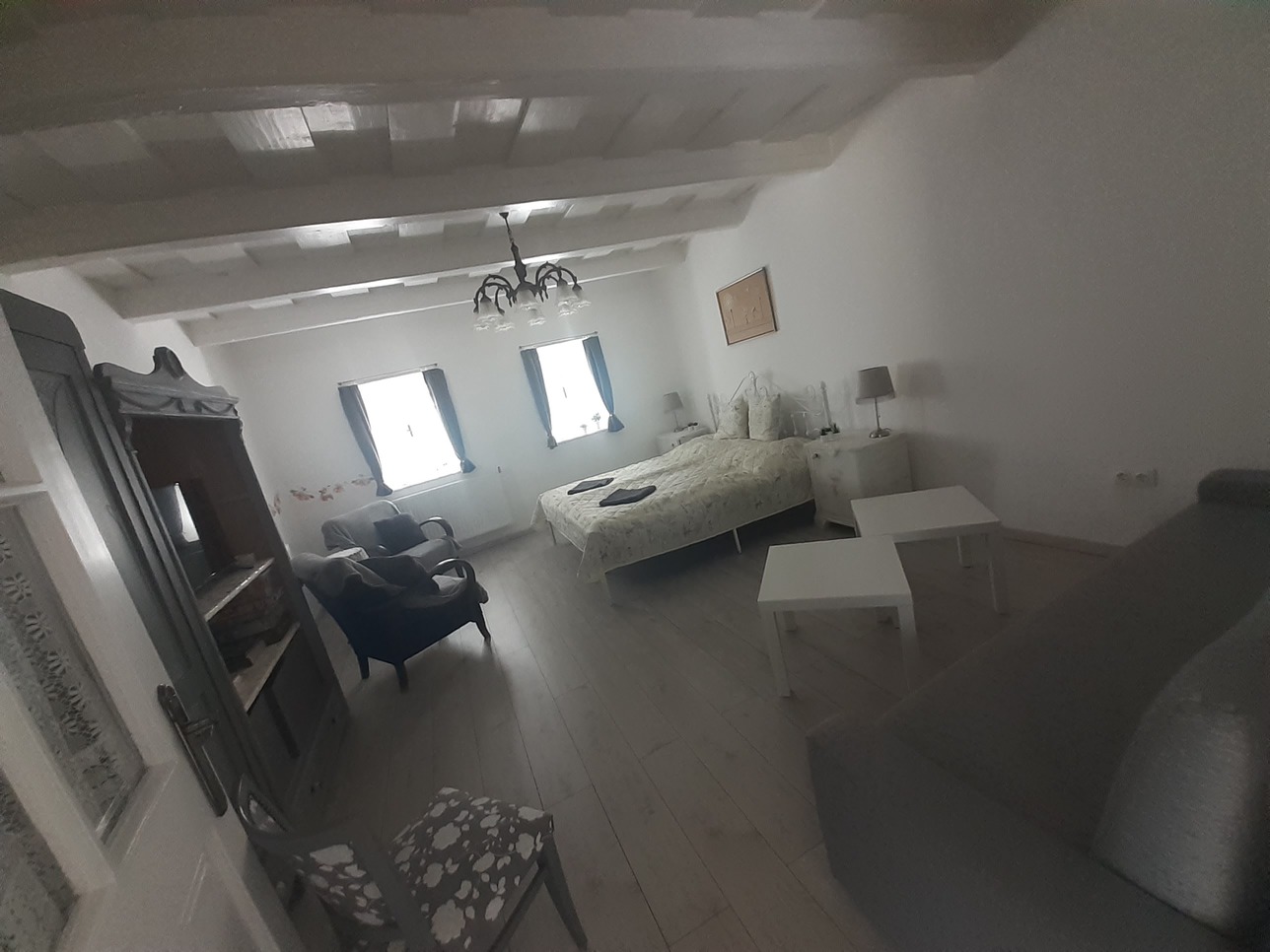 Tágas hálószoba, TV, társasjátékok.