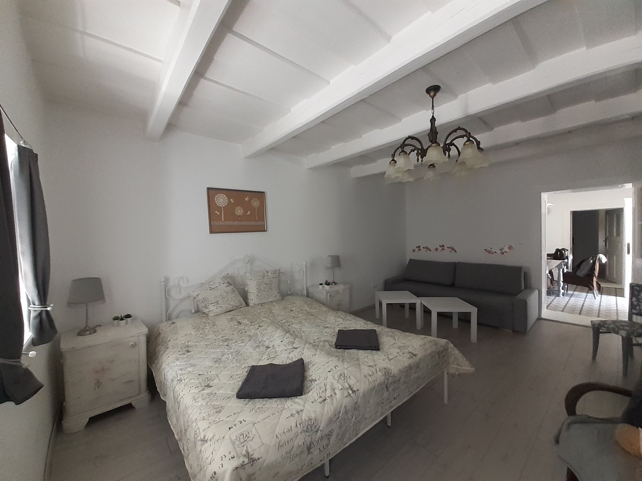 Nagy hálószoba, franciaágy, kihúzható kanapé, szállás