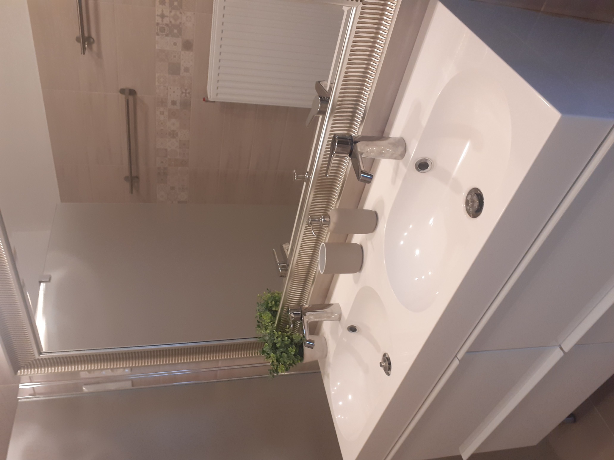 Fürdőszoba, tükör, zuhanyzó, WC