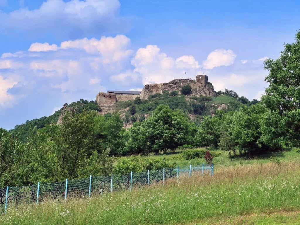 A Mátra legnagyobb, legjelentősebb várromja a festői környezetben, egy meredek vulkáni csúcson
