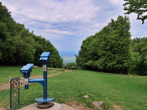 Magyarország legmagasabb pontja a Kékes-tető. Vadregényes erdőrengeteg, csodálatos panorámájú bércek