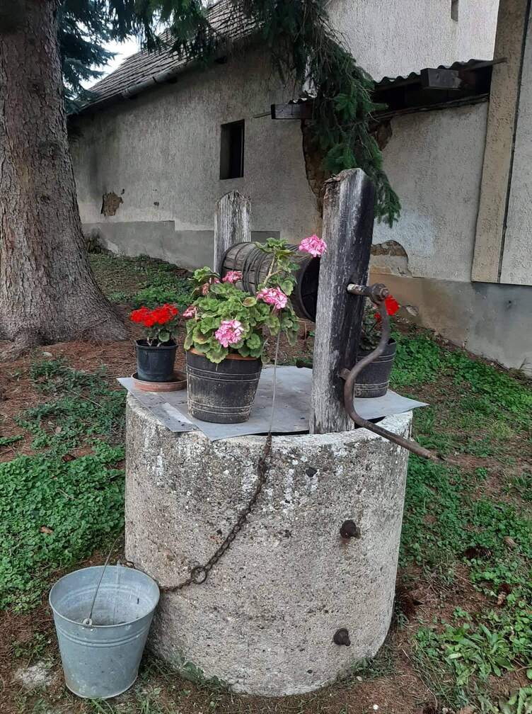 Nagy kert, régí kút.